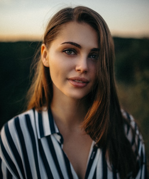 Donna sorridente con acqua pura